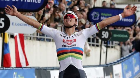 Machtige Van der Poel wint ook Parijs.